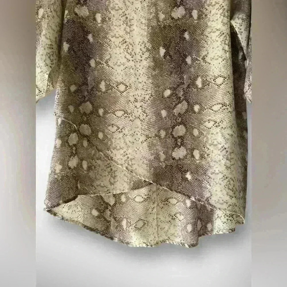 Women's Small Snake Print Blouse 3/4 Sleeves High Low Hem by She + Sky NWOT - Picture 5 of 9